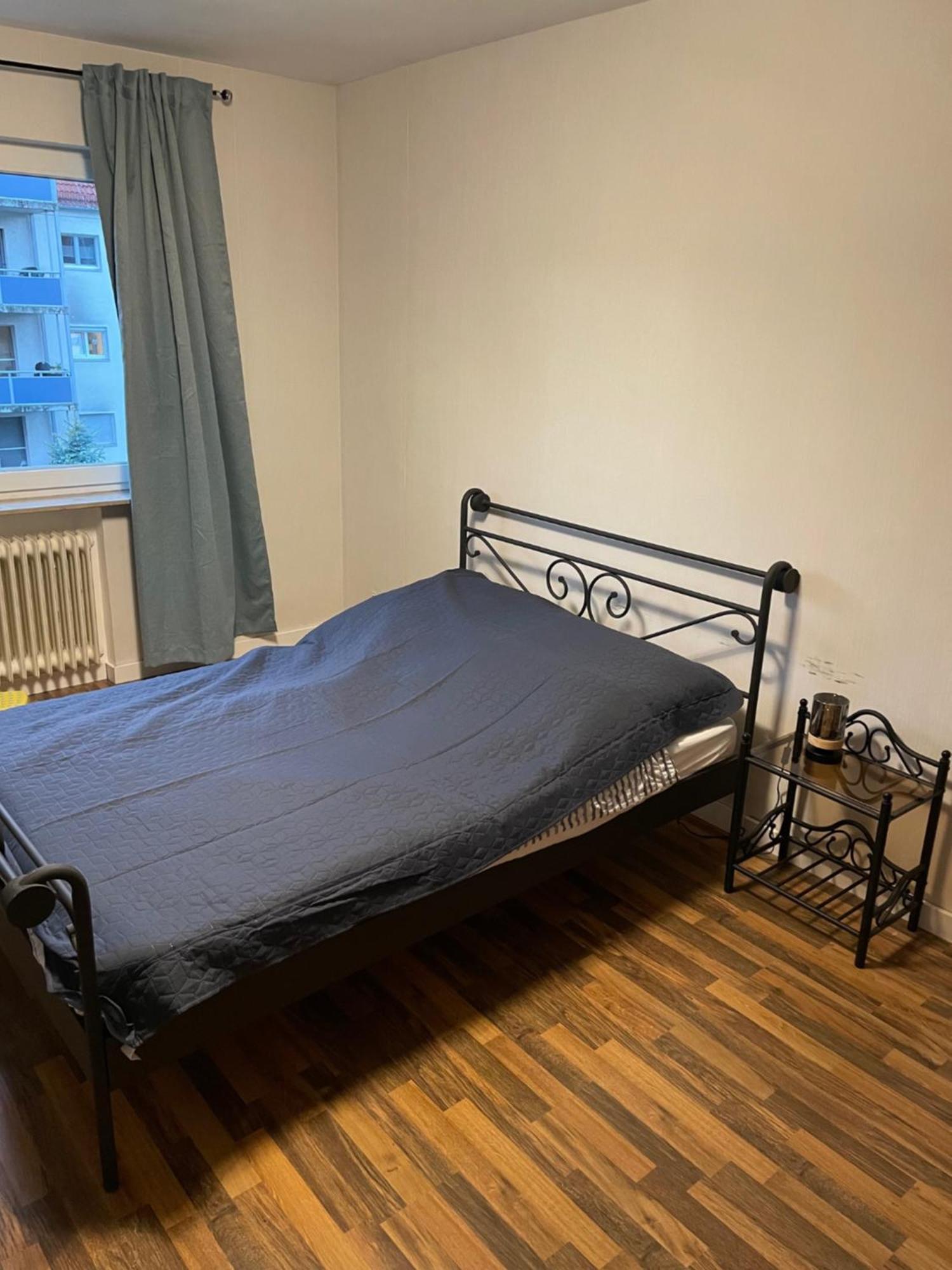Graues Zimmer In Wohnung Mit Balkon Gelnhausen Exteriér fotografie